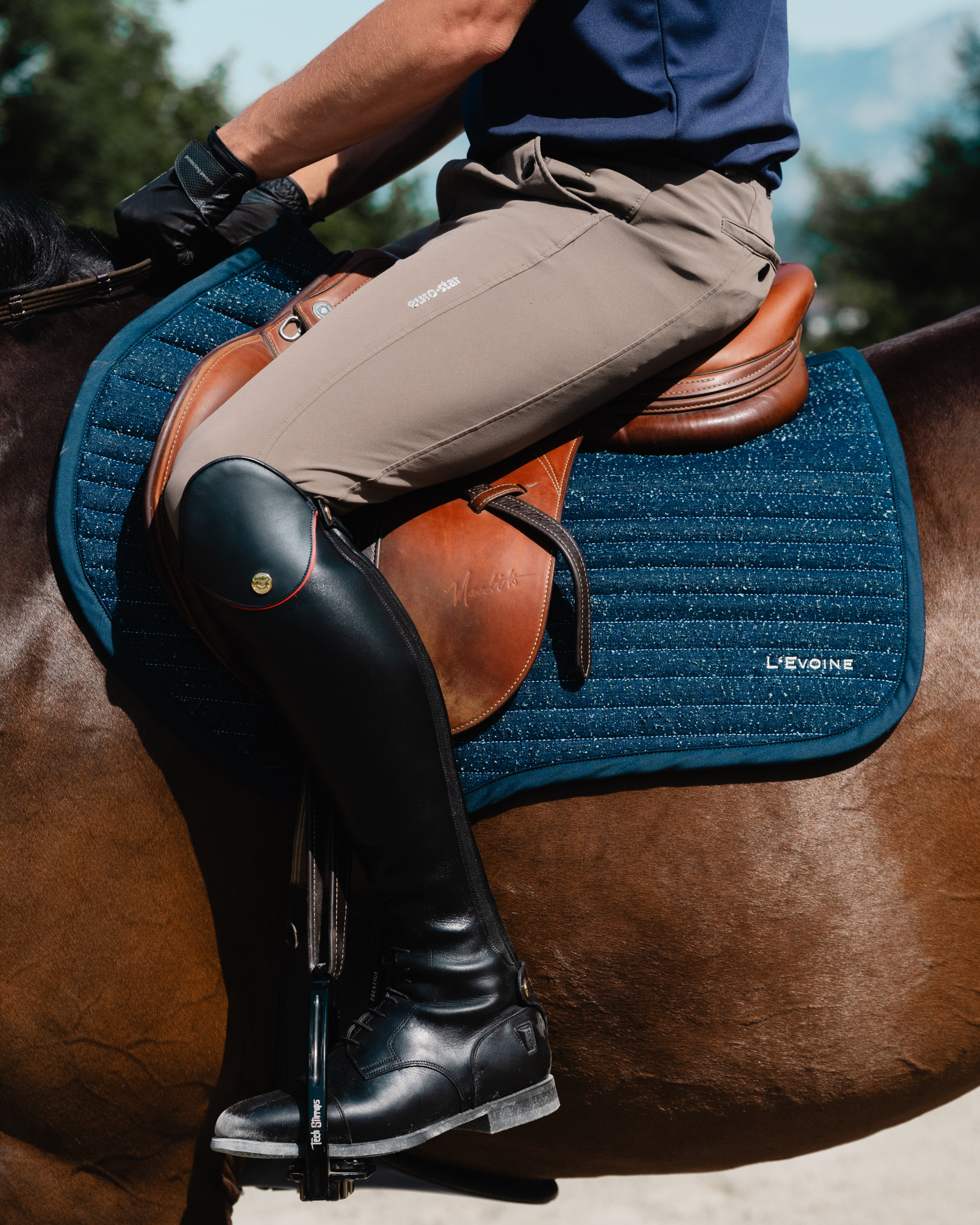 Jumping saddle pad double padding