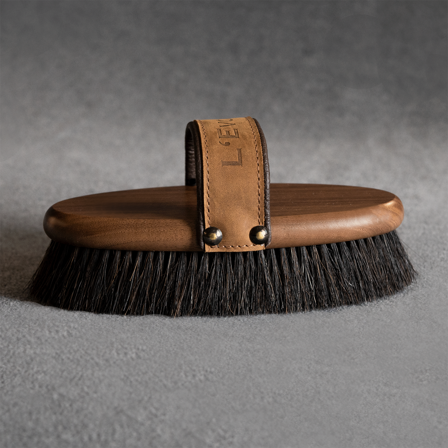 L'Evoine Pferdebürste aus Nussbaumholz, Kardätsche, Fritz und Frodewin, Leistner Wunderbürste, Pferdebürste Holz, Pferdebürsten Set, Putzzeug Seit, Putzbox Holz, Putztasche mit Inhalt, Kardätsche Pferd, Rosshaarbürste