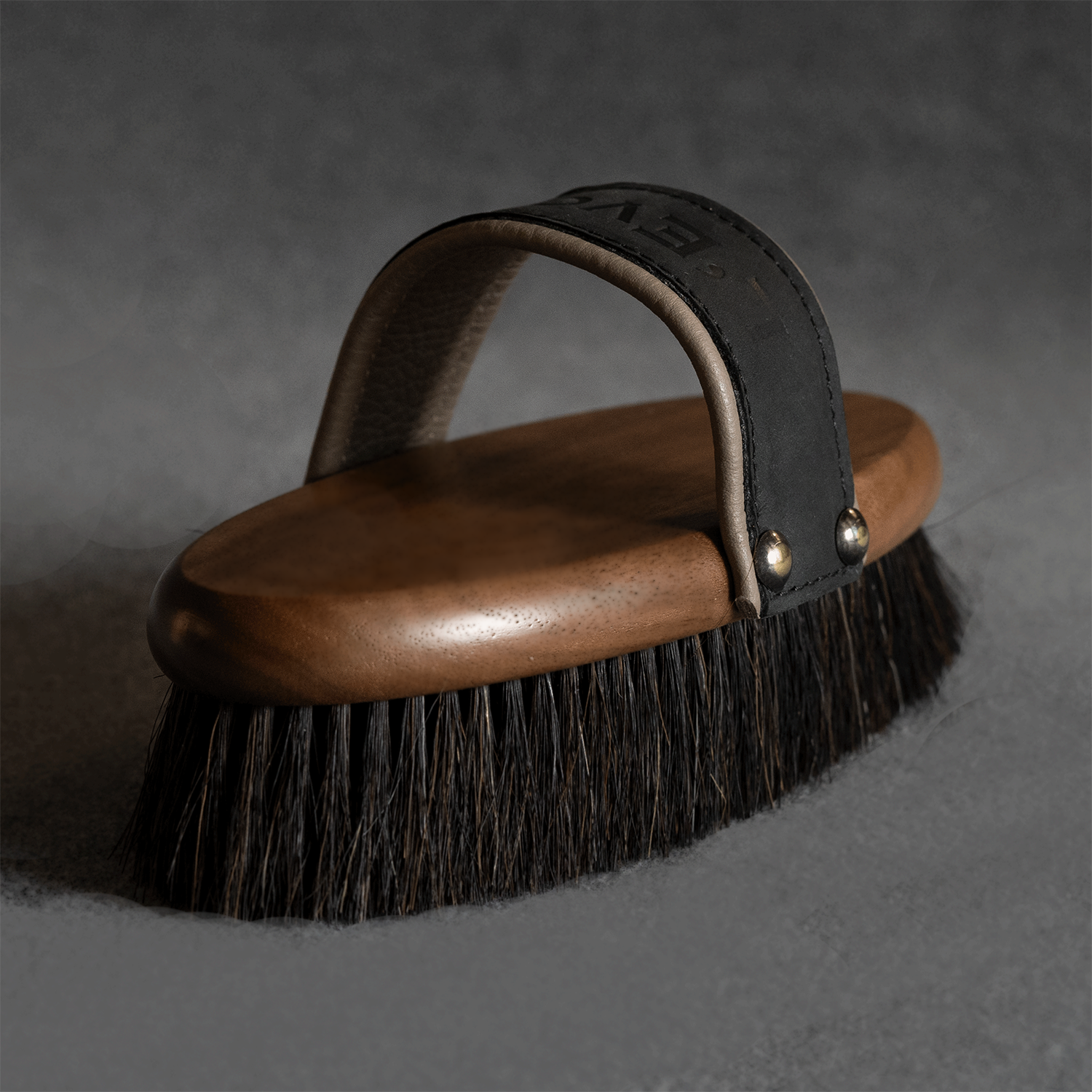 L'Evoine Pferdebürste aus Nussbaumholz, Kardätsche, Fritz und Frodewin, Leistner Wunderbürste, Pferdebürste Holz, Pferdebürsten Set, Putzzeug Seit, Putzbox Holz, Putztasche mit Inhalt, Kardätsche Pferd, Rosshaarbürste
