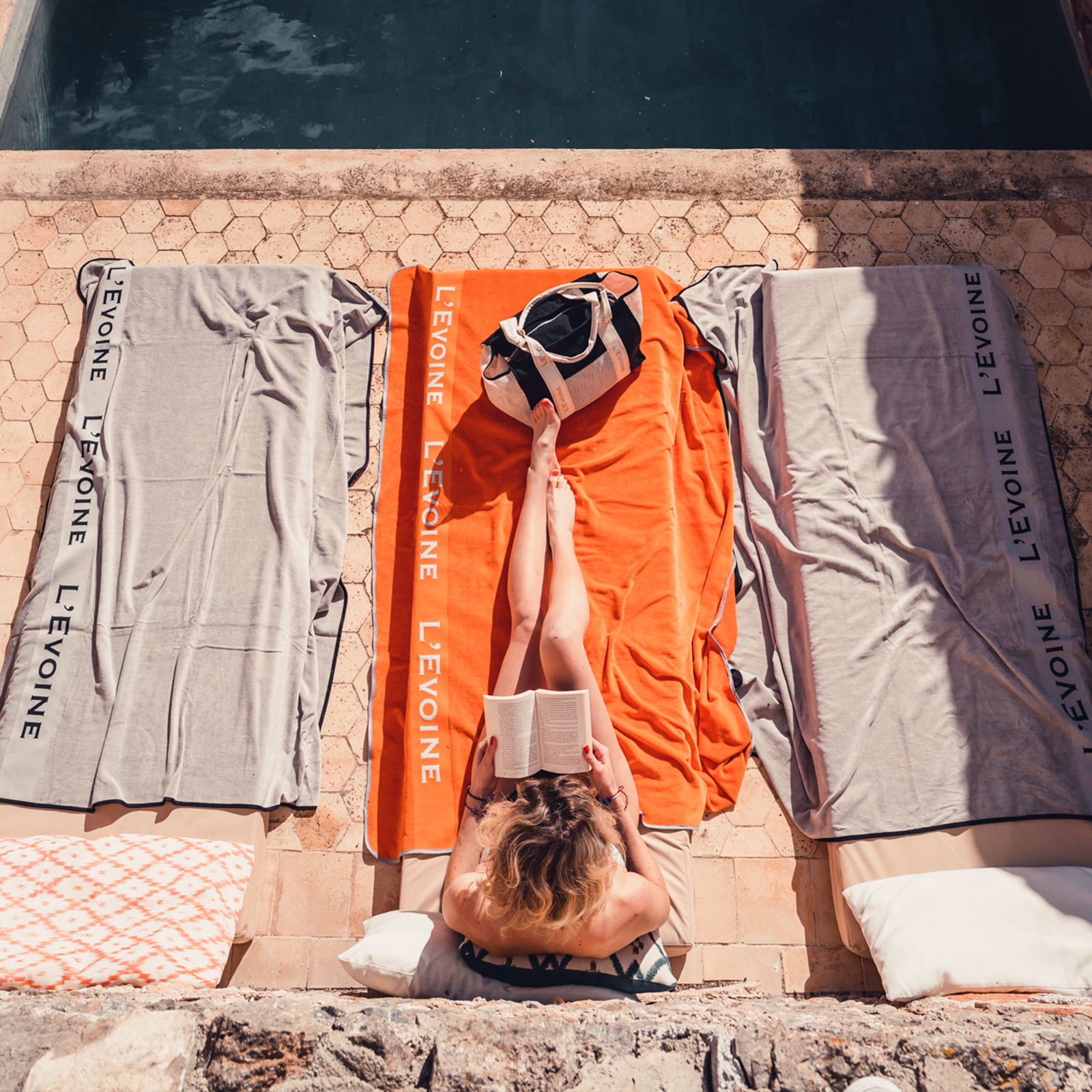 L'Evoine Terry Blanket am Pool auf Mallorca in der Farbe orange und grau